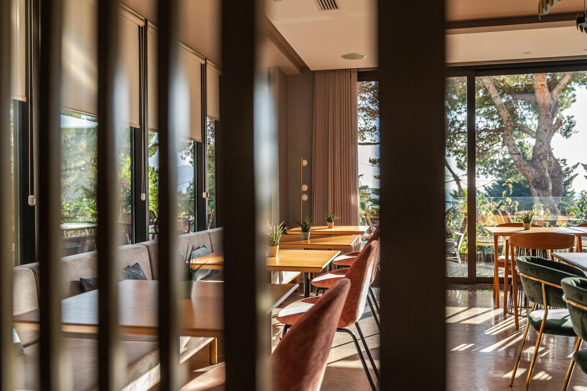 Glow Boutique Hotel & Suites Sarande Exterior photo